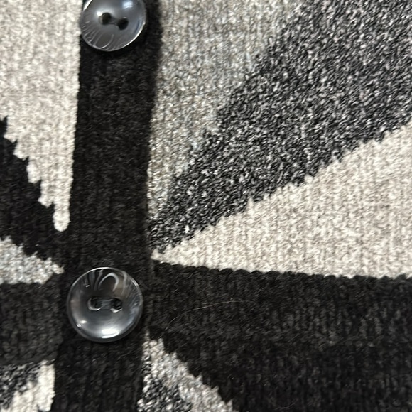 Cute Alfred Dunner chenille sweater, Petite, Black & Gray Geometric PXL, EUC - Picture 6 of 6